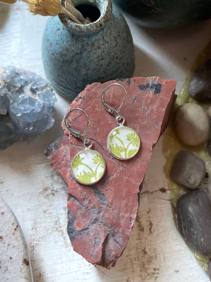 Pendientes colgantes estampados a mano: verde botánico, hierba, primavera para venta al por mayor de joeyfivecents