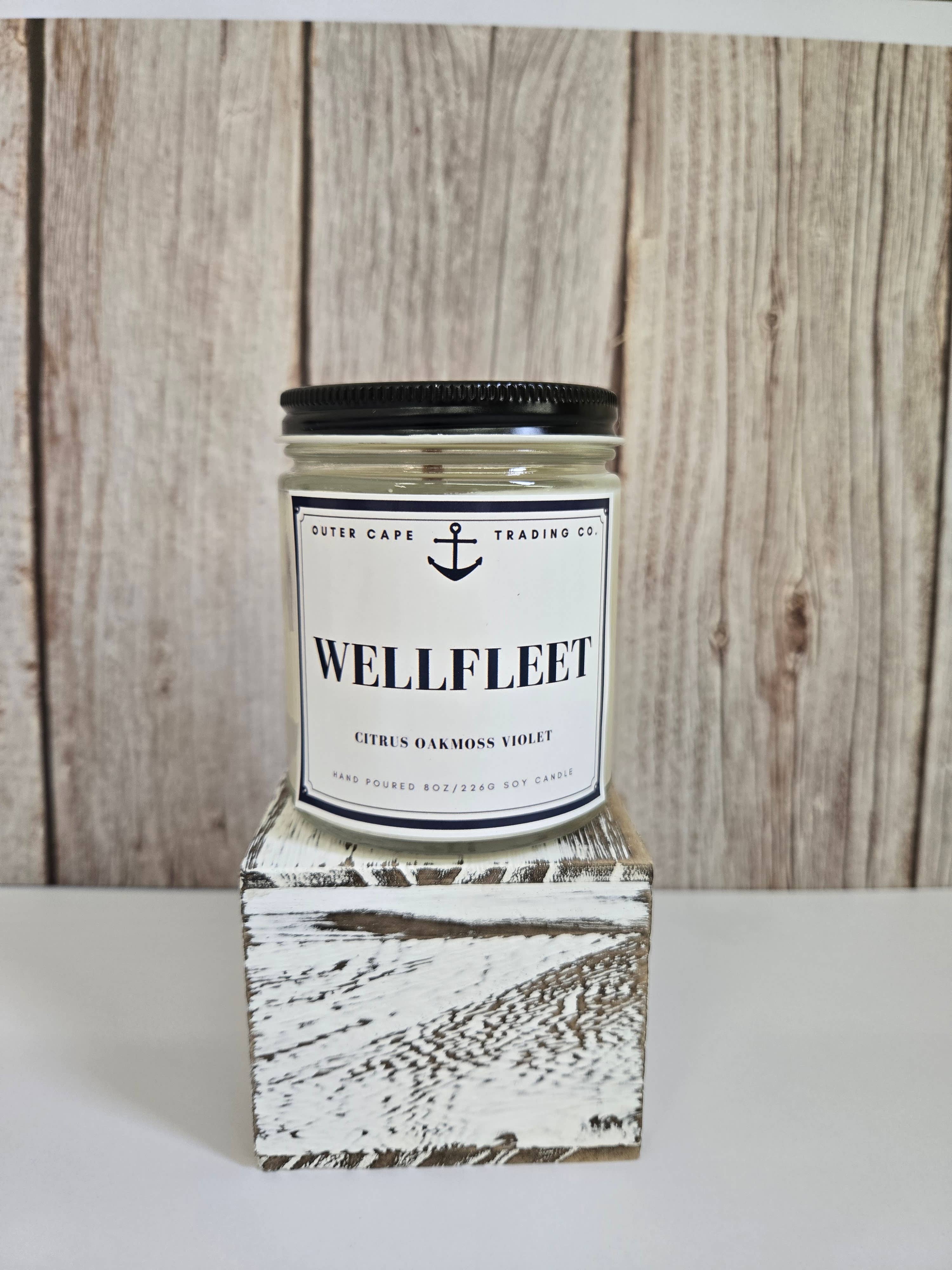 Outer Cape Trading Company – Großhandel Kerze im Glas / gefüllte Kerze – Wellfleet Cape Cod Sojawachs-Kerze mit knisterndem Holzdocht Großhandel in großen Mengen