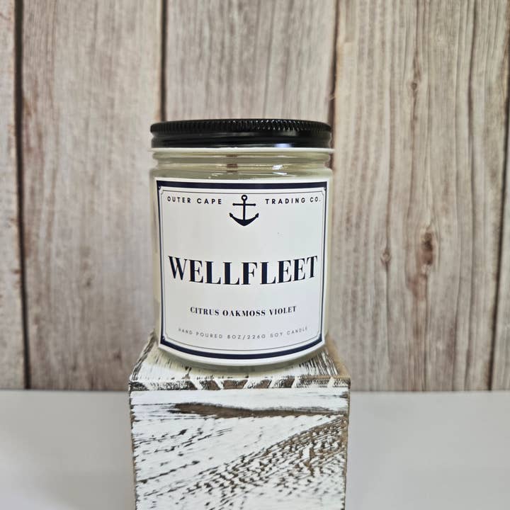 Outer Cape Trading Company – Großhandel Kerze im Glas / gefüllte Kerze – Wellfleet Cape Cod Sojawachs-Kerze mit knisterndem Holzdocht Großhandel in großen Mengen0