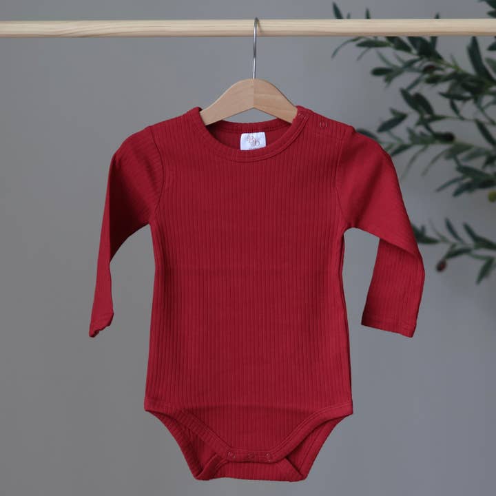 Cranberry Geribbelde Bodysuit voor wholesale door Belle + Bea Basics
