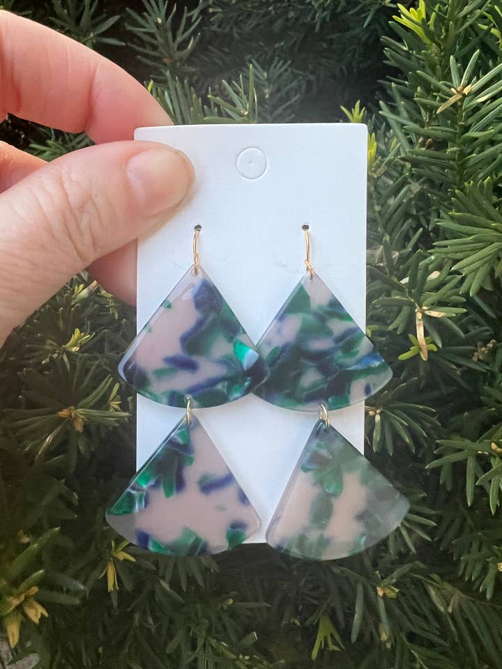 Boucles d'oreilles tendance triangulaires à double delta en acrylique bleu-vert pour la vente par Baubles by B