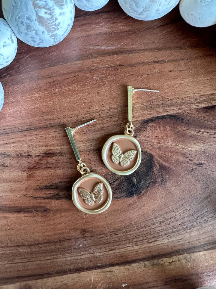 Boucles d'oreilles Bar Post en forme de papillon marron pour la vente par Lila Rose