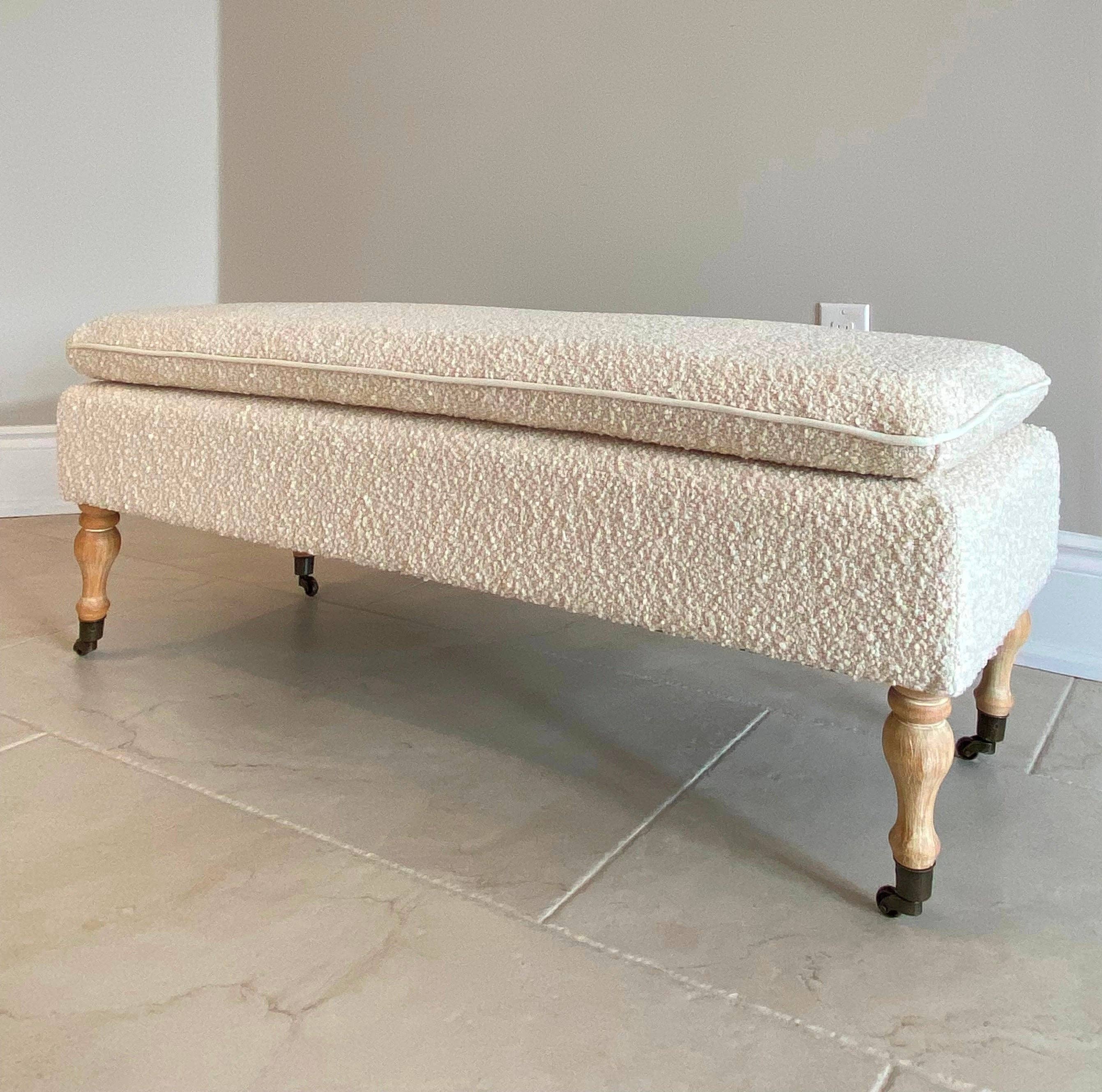 Seat4uhome - Venta al por mayor Bancos - Banco otomano Rovigo tapizado en tela boucle de 48 pulgadas con la parte superior acolchada1