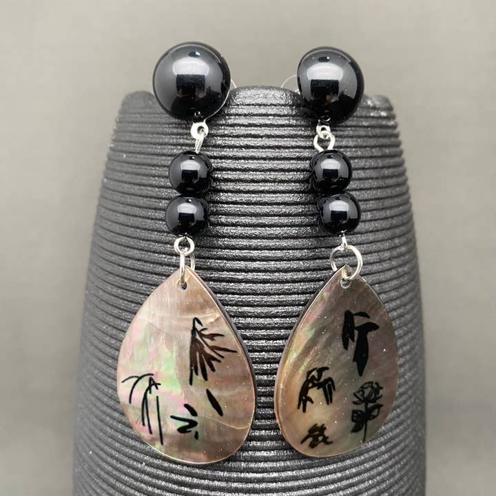 Växtmönstrade droppformade skal svarta akrylörhängen för wholesale av Mio Queena