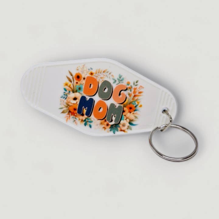 Dog Mom Boho Sleutelhanger - Witte Motel Keychain met Bloemenprint voor wholesale door Teckels Tales Travels