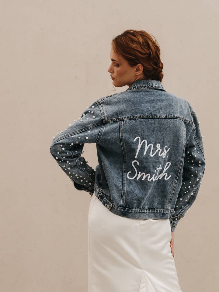 Veste à manches nacrées pour la vente par Heirloom Bridal Company