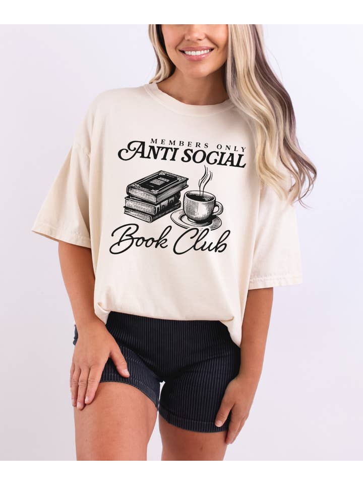 Desert Raine – Engroshandel T-shirt med print - Dame – Anti Social Book Club T-shirt - Læsegrafisk T-shirt4