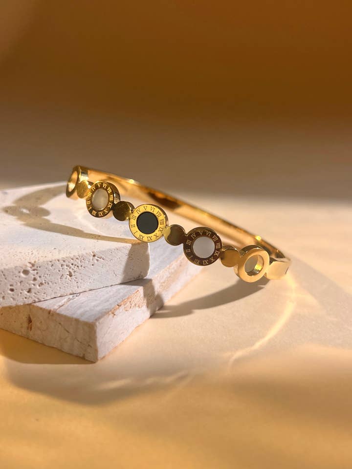 Rundt armbånd i rustfrit stål med perlemors- og sortmønster for engroshandel hos COSMOS