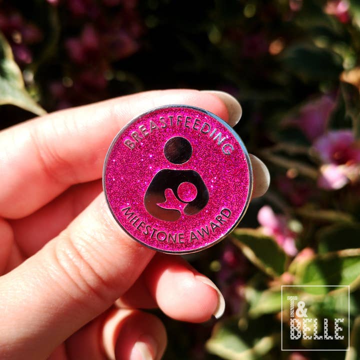 T & Belle – wholesale Lapel pin/button – Glitter boobs - One Month Breastfeeding Milestone Award Pin