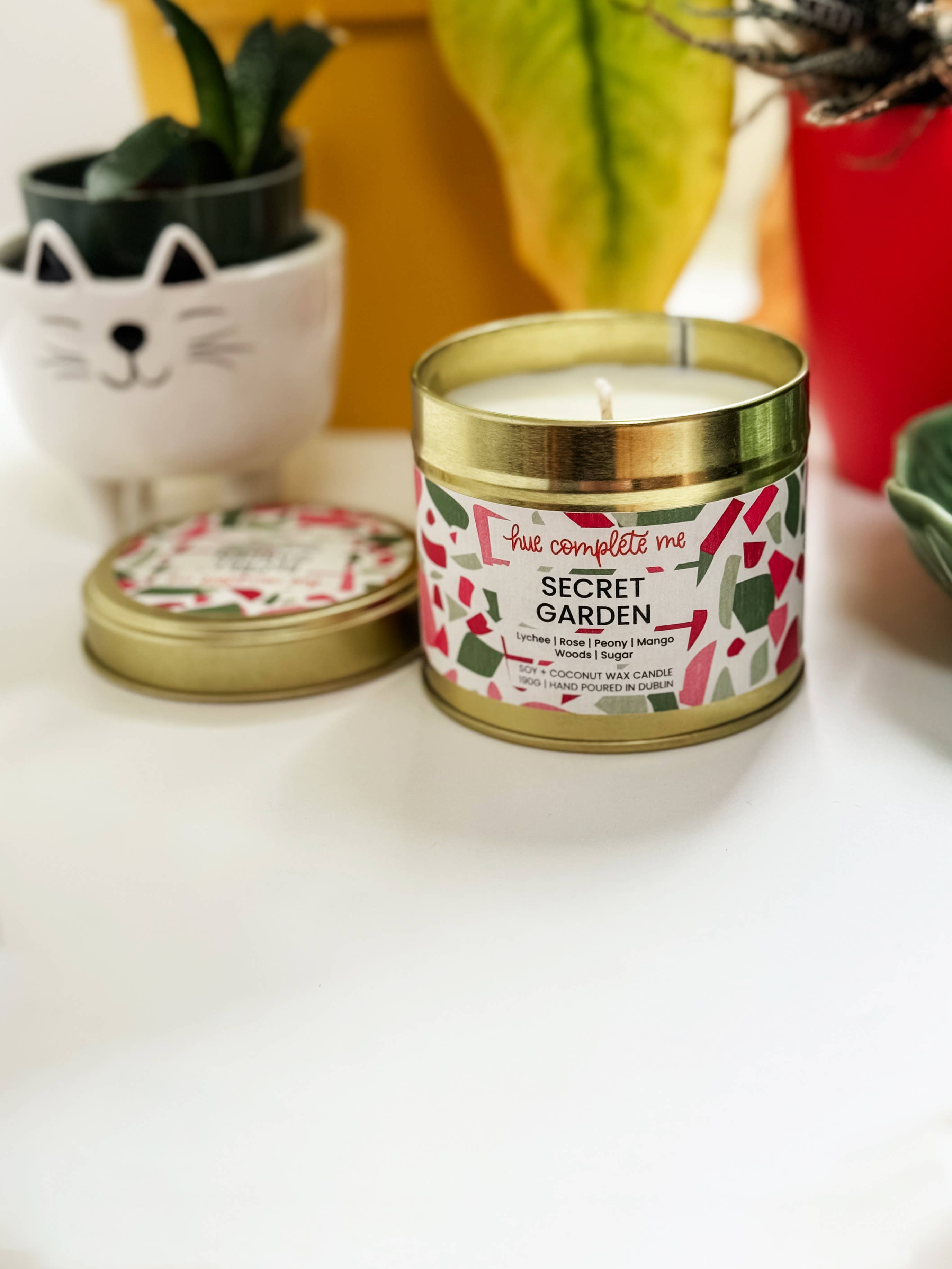 Hue Complete Me – wholesale Reseljus – Doftljus Secret Garden med blomster-, trä-, socker- och fruktnoter2