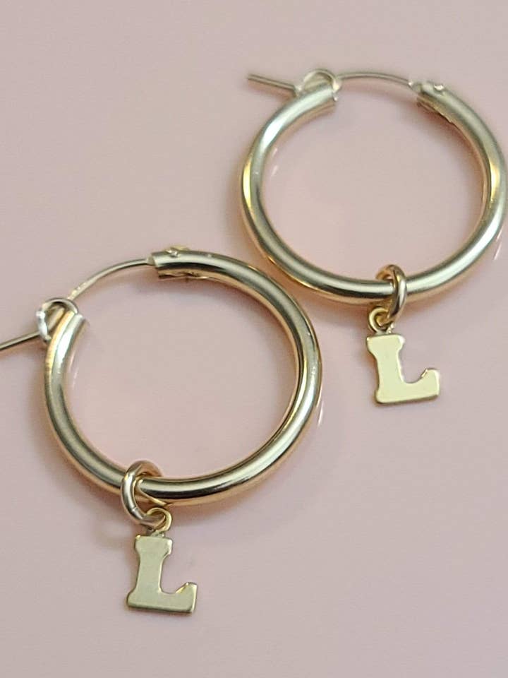 Hoops mit Anfangsbuchstaben aus 14-karätigem Gold für den Großhandel von ilaments