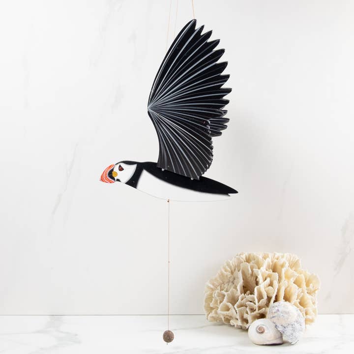 Tulia's Artisan Gallery – wholesale Mobil – Puffin flygande fågel mobil