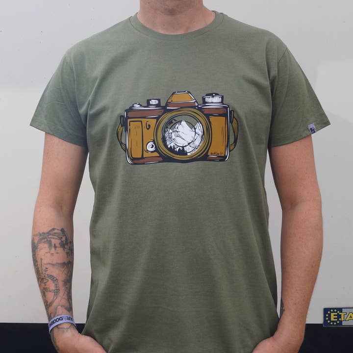 Maglietta Uomo - Fotocamera montagne per la vendita all'ingrosso da parte di Hot Savoie 74