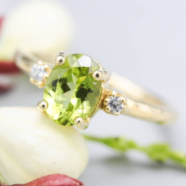 Bague en or 14k avec péridot ovale facetté et diamants #2 pour la vente par Metal Studio Jewelry