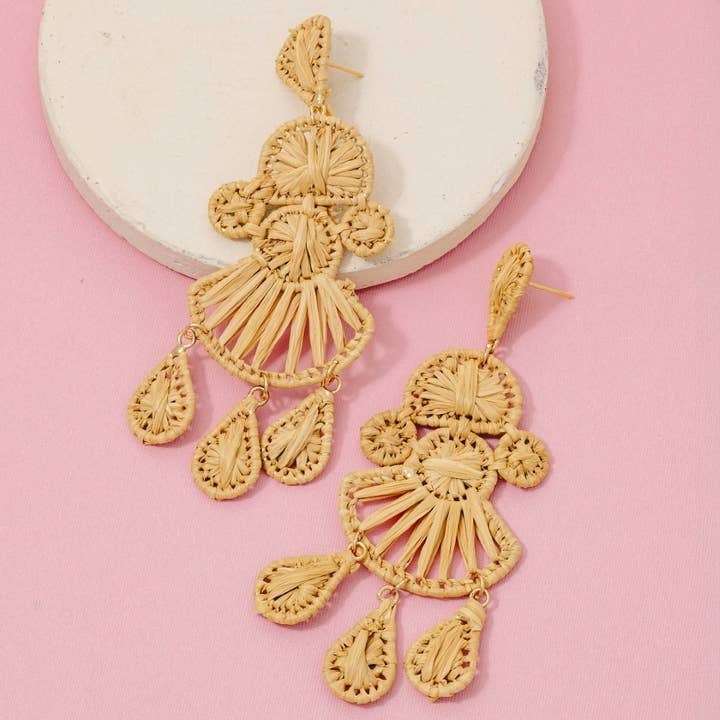 Orecchini a pendente con chandelier in raffinata rafia intrecciata per la vendita all'ingrosso da parte di The Looks by Fame Accessories