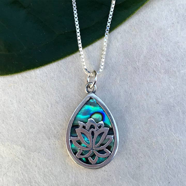 Collana Sacred Lotus Abalone - Argento Sterling, Indonesia per la vendita all'ingrosso da parte di Women's Peace Collection