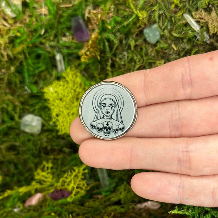 Gotische Nonnen-Emaille-Pin für den Großhandel von The Shadow Witch