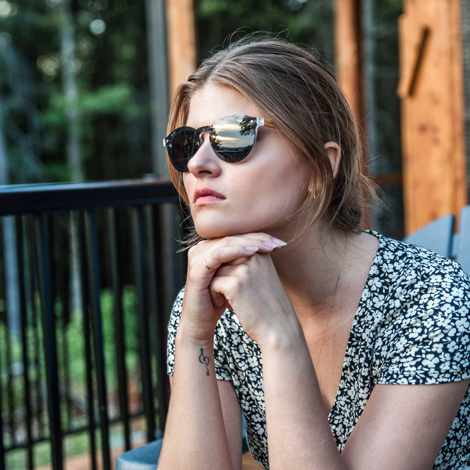 GOWOOD - Vendita all'ingrosso Occhiali da sole - Donna - Occhiali da sole rotondi in legno zebrato con lenti polarizzate nere1