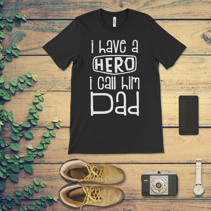 Tengo un héroe, lo llamo papá, divertido papá camiseta Día del Padre para venta al por mayor de Dads Printing