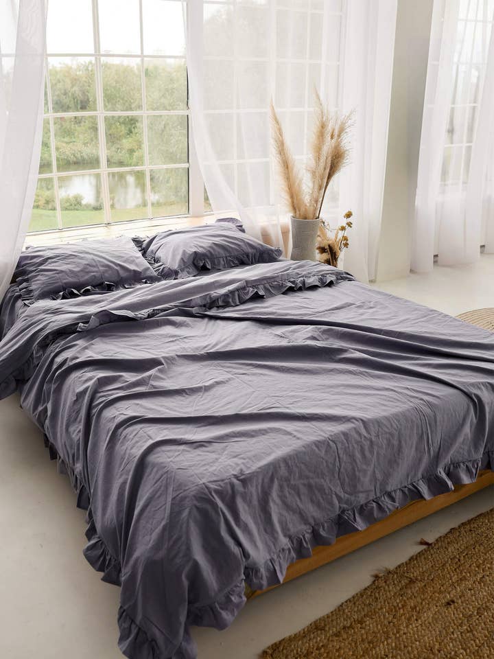 Donkergrijze lakenset van steengewassen katoen met ruches voor wholesale door Nich Linen