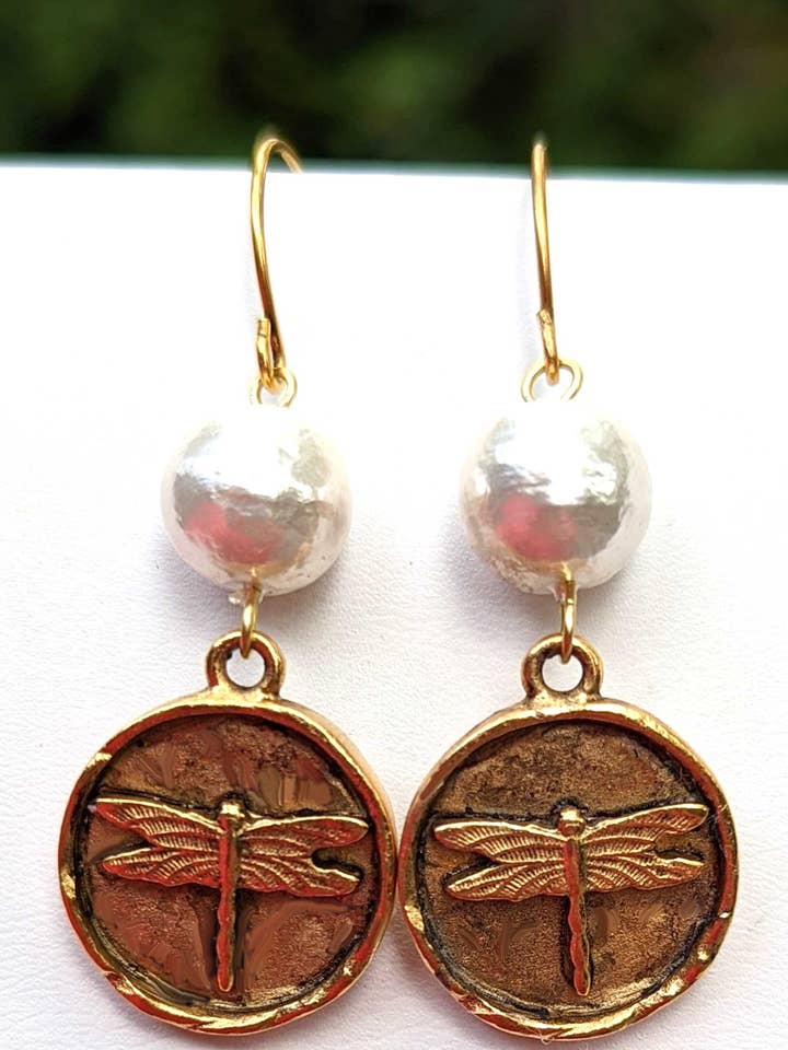 Orecchini a forma di libellula placcati in oro fatti a mano con perle di cotone per la vendita all'ingrosso da parte di Gay Isber Designs