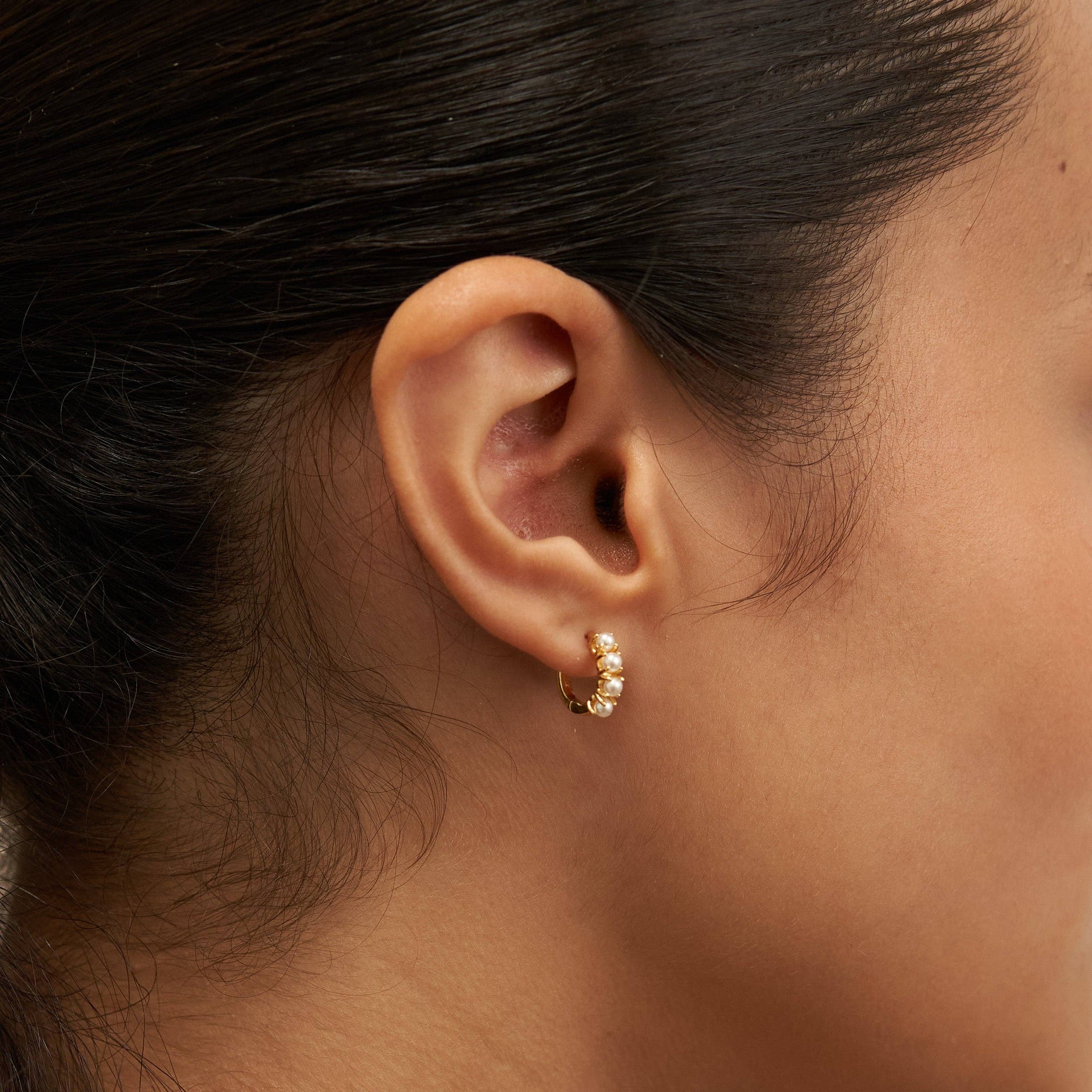 Brenda Grands Jewelry – Großhandel Huggie-Ohrring – 18K Gold Perlen Huggies1