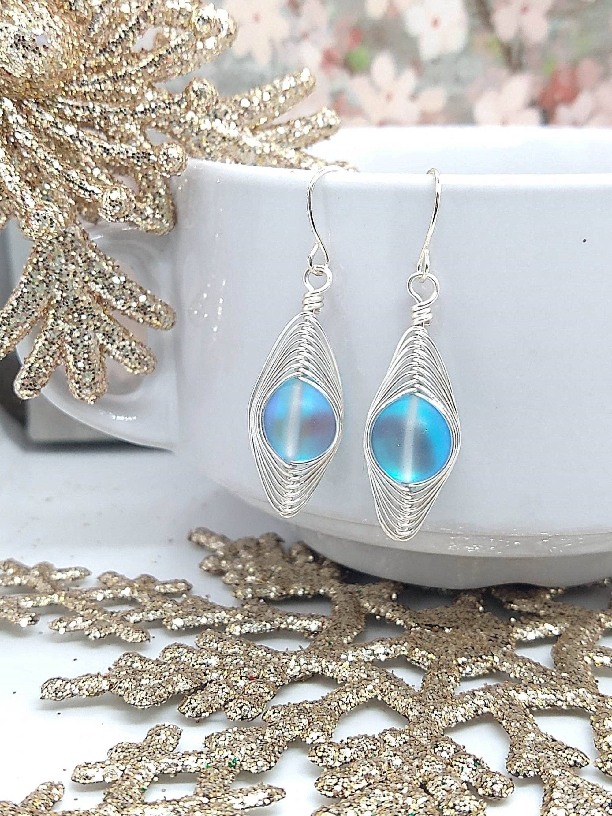 Bad Apple Designs - Vendita all'ingrosso Orecchini pendenti - Orecchini in vetro iridescente a forma di sirena, orecchini da sposa da spiaggia, orecchini pendenti in vetro marino, gocce intrecciate a filo