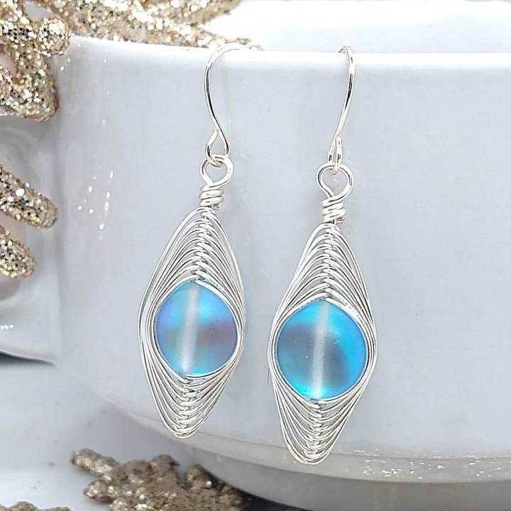 Bad Apple Designs - Vendita all'ingrosso Orecchini pendenti - Orecchini in vetro iridescente a forma di sirena, orecchini da sposa da spiaggia, orecchini pendenti in vetro marino, gocce intrecciate a filo0