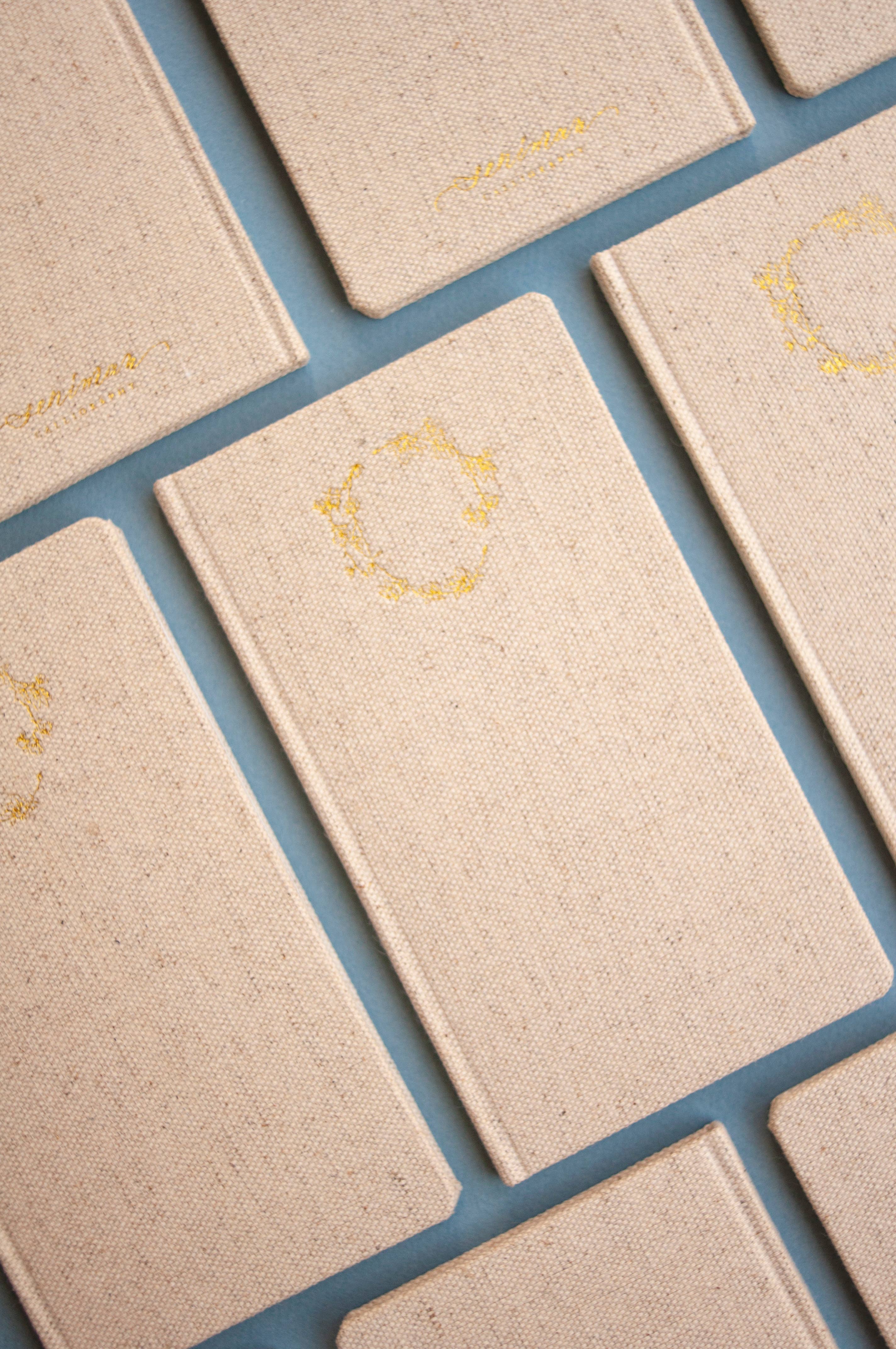 Seniman Calligraphy - Vendita all'ingrosso Quaderni - Taccuino in lino color tortora Magnolia Wreath3