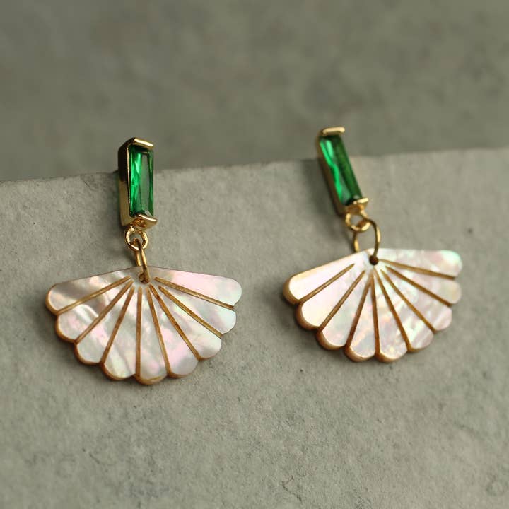 Art Deco Oorbellen van Parelmoer en Smaragd voor wholesale door Silk Purse, Sow's Ear