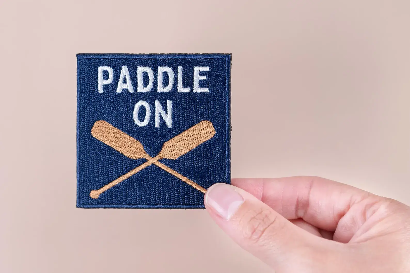 Field Trip Threads - Venta al por mayor Parches - Parche bordado para planchar "Paddle On" Lago Canoa Bolsa de Exterior1