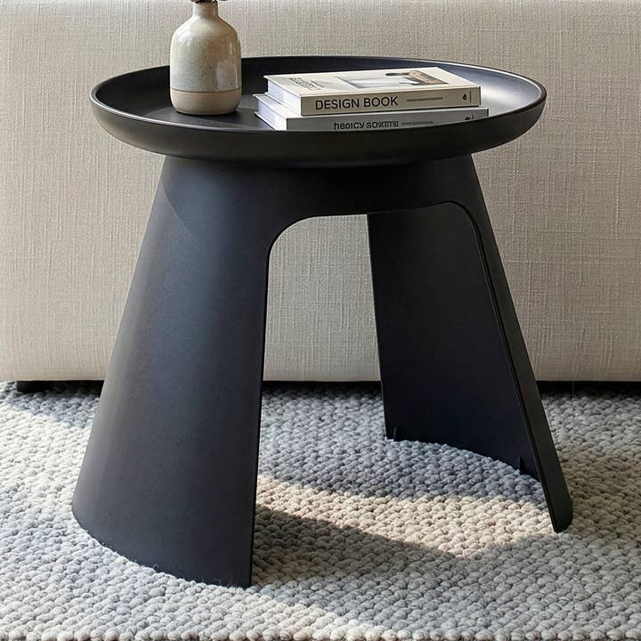 Table d'appoint ronde en plastique noir Balius pour la vente par Glamour Home