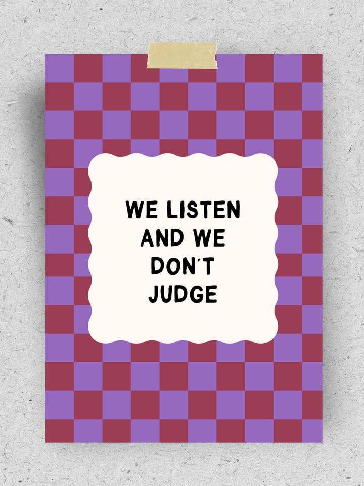 Postkarte "We listen and we don't judge" | Recyclingpapier für den Großhandel von hellopinlin