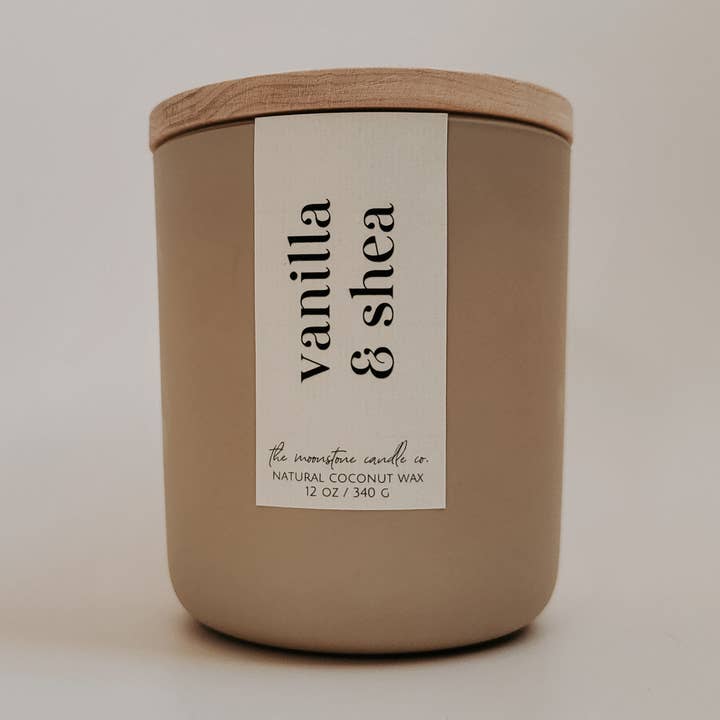 Bougie en cire de coco naturelle à la vanille et au karité avec mèche en bois pour la vente par The Moonstone Candle Co.