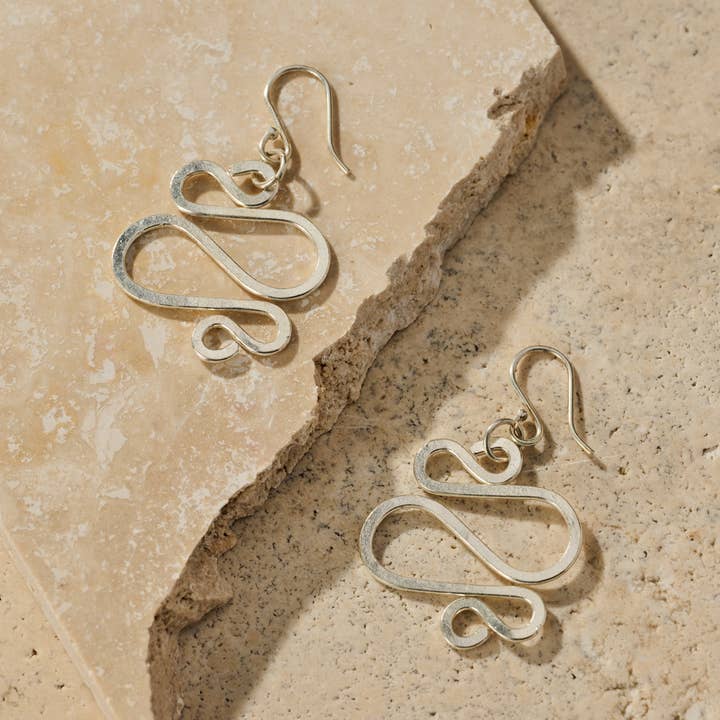 Boucles d'oreilles Serpentine Jameela pour la vente par Ten Thousand Villages