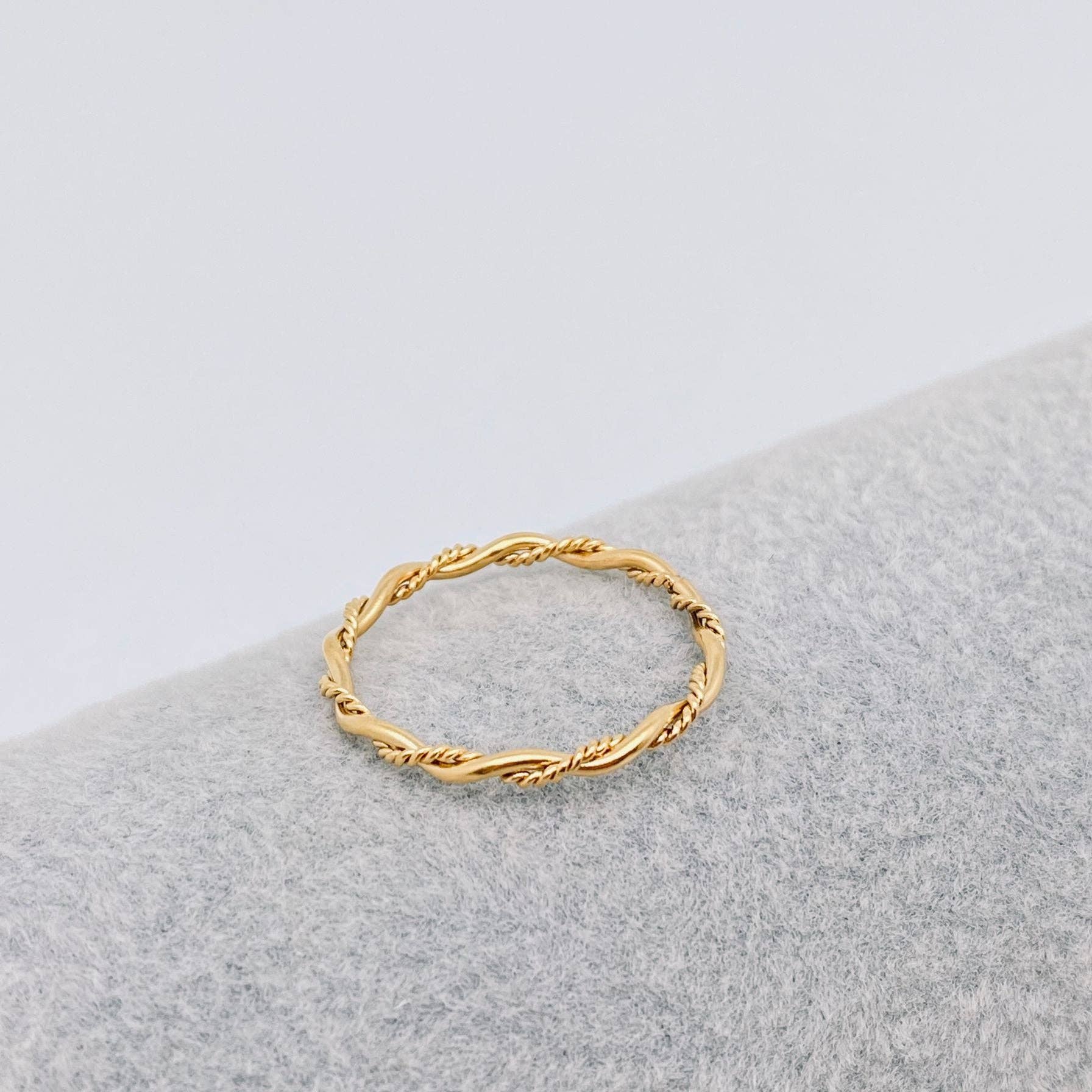 Mio Queena - Wholesale Cocktail/Statement Ring - FGS - Fine Twist 18K Gold Plated Stainless Steel Ring