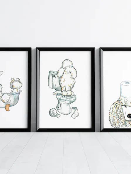 Toilettengemälde mit weißem Pudelhund, 3-teiliges Set für den Großhandel von Goodfairyart