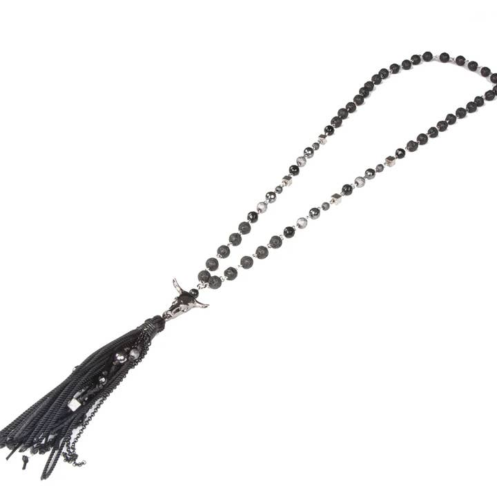 Collier en perles de pierre de lave noire avec pendentif tête de taureau pour la vente par The Dark
