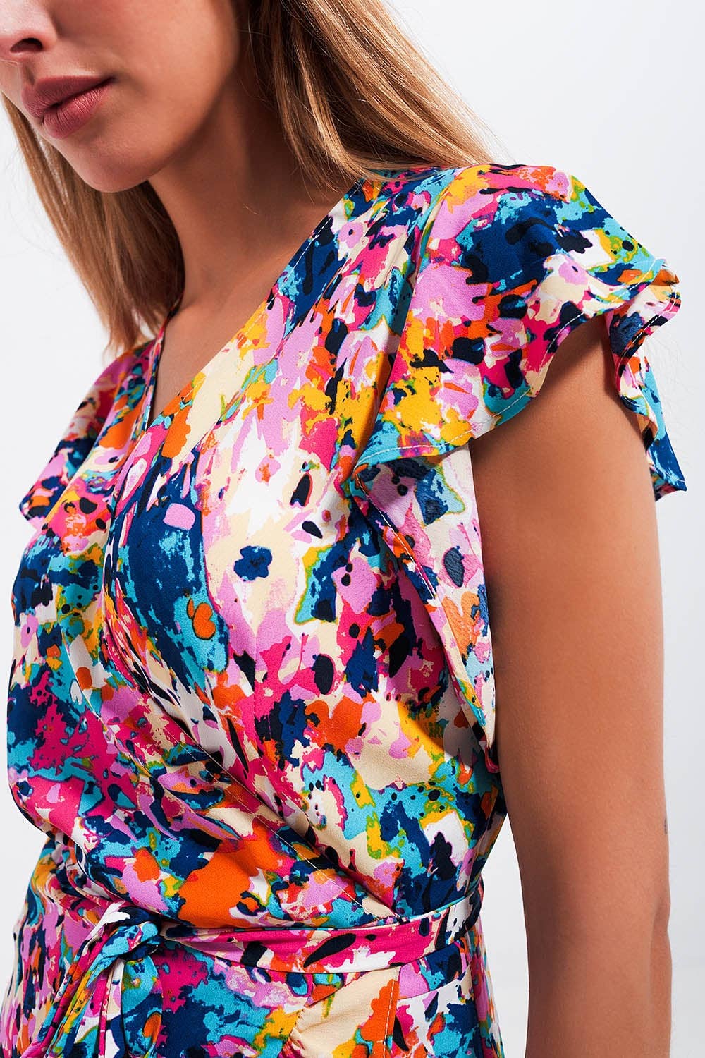 Blu Maxi abito a portafoglio con volant a fiori blu in vendita all'ingrosso su Faire5