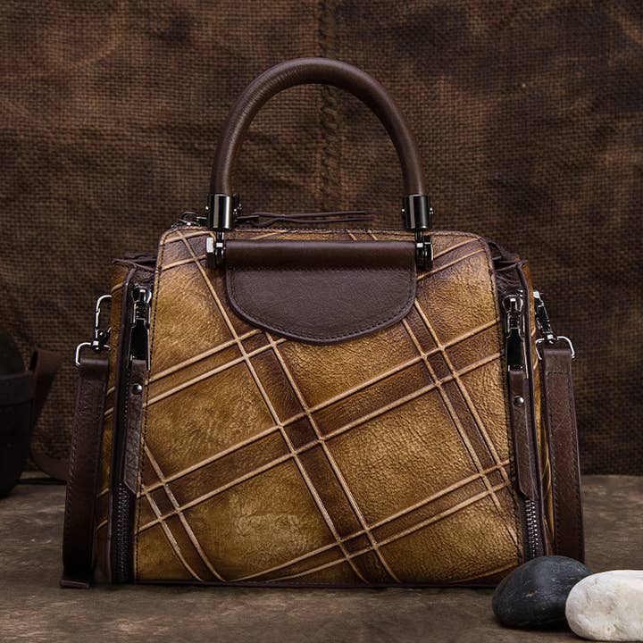 Sac à main en cuir à motif à carreaux avec poignée supérieure et fermeture éclair latérale pour la vente par Modenaire