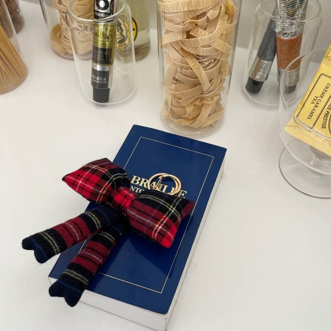 MOND HAUS - Wholesale Keychain - Women's - December Keychain | Holiday Tartan Plaid Big Ribbon Charm8