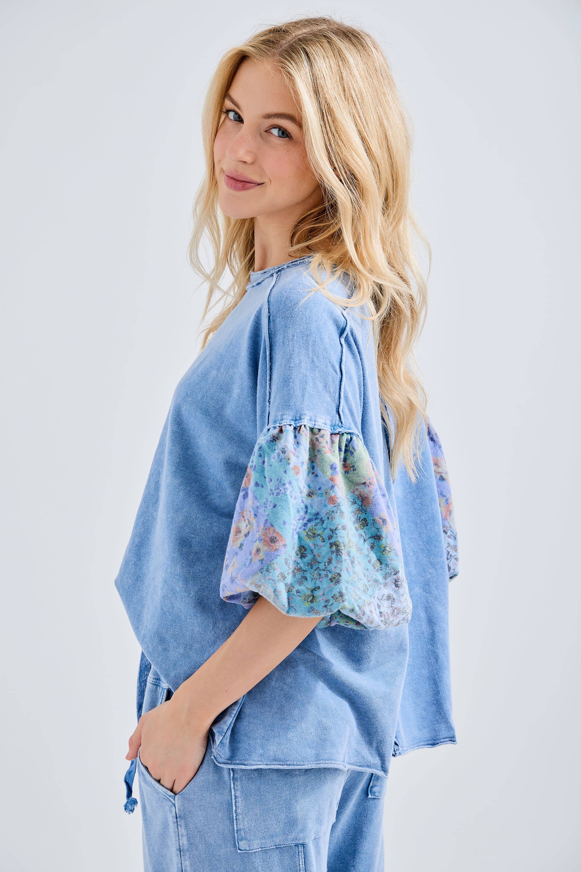 Bleu Denim Blouse à manches bouffantes patchwork floral bohème délavé minéral HT6102 en vente sur Faire4