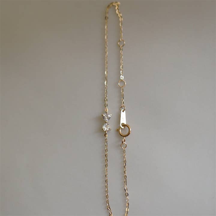 Bracelet Charm Nœud Papillon Minuscule et Délicat en Argent Sterling 925 pour la vente par Perimade & Co. LLC