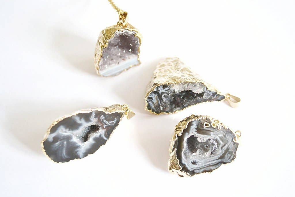 Crystal and Sage – wholesale Pendant/charm necklace – Agate Geode Necklace1