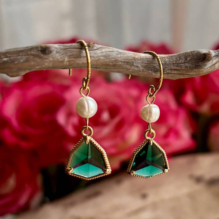Boucles d'oreilles pendantes en verre facetté vert et perles d'eau douce plaquées or 14 carats pour la vente par Ocean Ripples