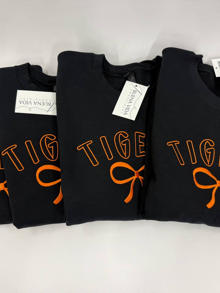 Tigers Bow Broderet Sweatshirt for engroshandel hos Buena Vida Embroidery LLC