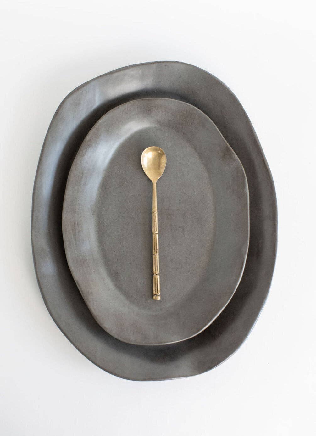 Tagliaferro Ceramics – Großhandel Servierplatten – Moderne Servierplatte in Anthrazit0