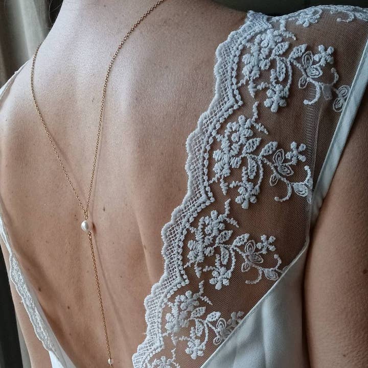 Fine back necklace with white pearlescent pearls - back jewelry for wholesale by L'atelier du 6