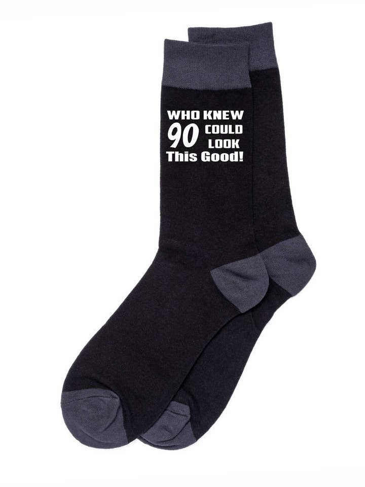 Chi sapeva 90 Calzini Divertenti da Uomo Neri Novità Regalo di Compleanno 900º per la vendita all'ingrosso da parte di Print4U