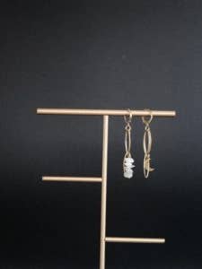 Naturlige sten øreringe – asymmetriske for engroshandel hos La Maison du Bijou Artisanal Français